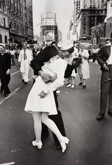 Alfred-Eisenstaedt-Kiss-in-Times-Square-photo