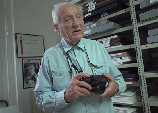 Jürgen-Schadeberg-and-his-Leica-cameras