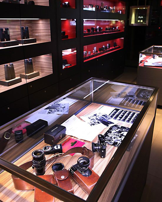 Ralph-Nelson'-Leica-M4-cameras-kit-in-Leica-store-Lisse